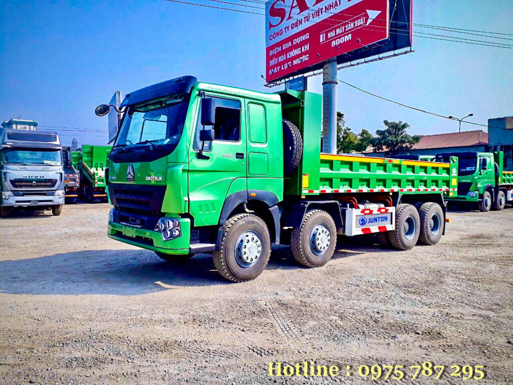 xe ben howo 4 chân thùng vuông màu xanh